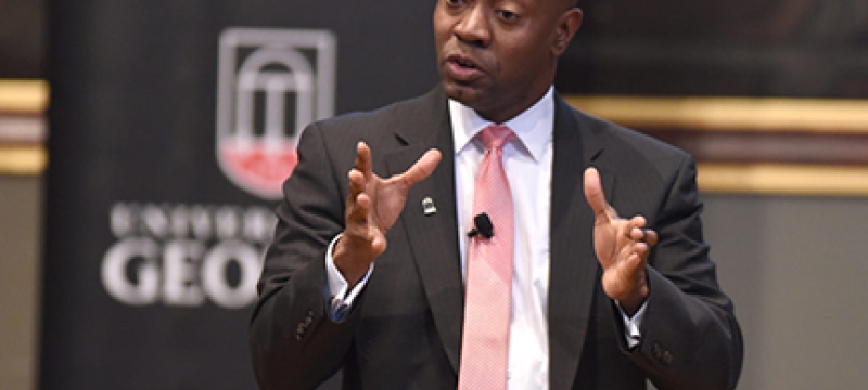 photo man speaking at lecture