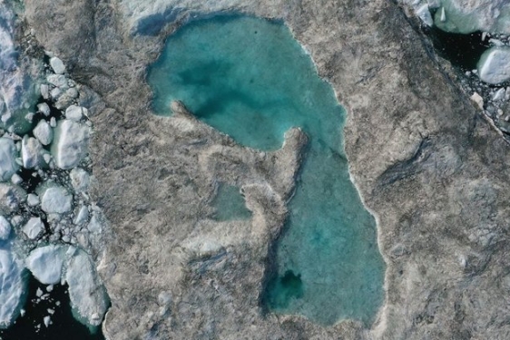 Ice melting into the ocean, photo